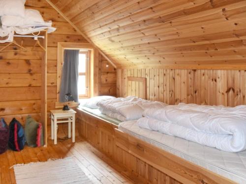 En eller flere senger på et rom på Holiday home Ørskog