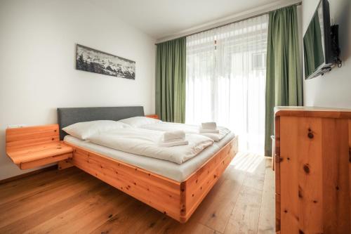 1 dormitorio con 1 cama grande frente a una ventana en Appartement Hoam by Schladming Appartements, en Schladming