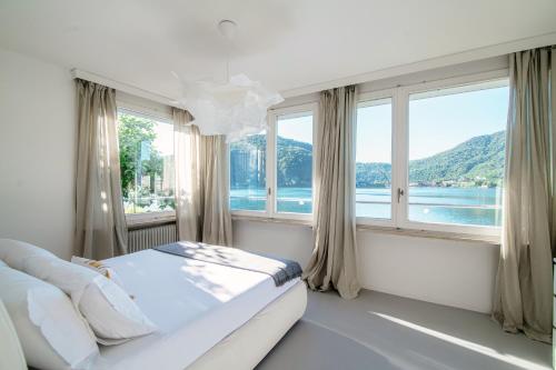 ポンテ・トレーザにあるLa Finestra Blu by Quokka 360 - with a panoramic lake viewのベッドルーム1室(ベッド1台、大きな窓付)