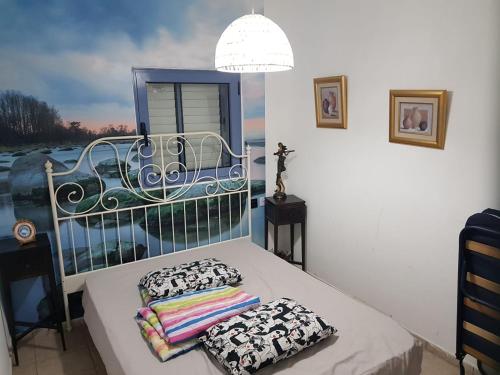 una camera da letto con un letto con cuscini sopra di Crazy Suite ad Ashkelon