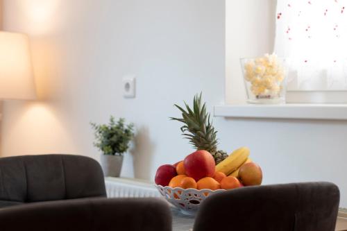 uma taça de fruta numa mesa num quarto em Apartments Pod Bregom em Kranjska Gora
