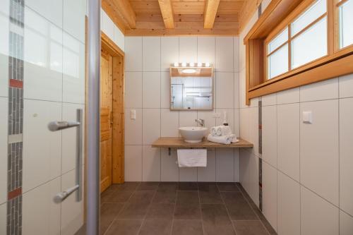 ein Bad mit einem Waschbecken und einem Spiegel in der Unterkunft Ferienwohnung Klancnik in Bad Eisenkappel