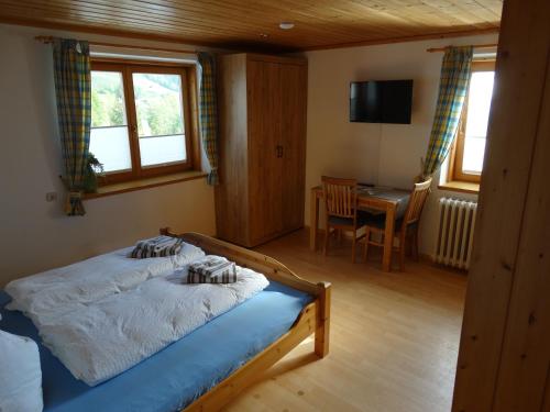 Ένα ή περισσότερα κρεβάτια σε δωμάτιο στο Gästehaus Posch