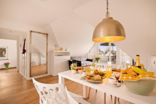 una cocina con una mesa con comida. en Ferien-Apartment Haubentaucher im Naturschutzgebiet mit Privatstrand en Friedrichshafen