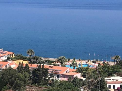 een uitzicht op de oceaan vanuit een resort bij Calanovella Mare piano terra 5 in Piraino
