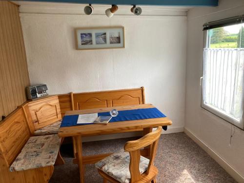 Zimmer mit einem Tisch, einem Bett und einem Schreibtisch in der Unterkunft Ferienhäuser Vogelsang in Sagard