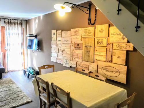 a dining room with a table and boxes on the wall at STUPENDO 3 CAMERE, PISCINA, BOX, VICINISSIMO PISTE in Prato Nevoso