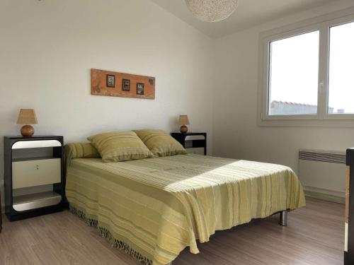 une chambre avec un lit et une fenêtre dans l'établissement Maison cosy proche plage avec jardinet et parking privé - 6 couchages, 2 chambres - FR-1-224-43, à Saint-Gilles-Croix-de-Vie
