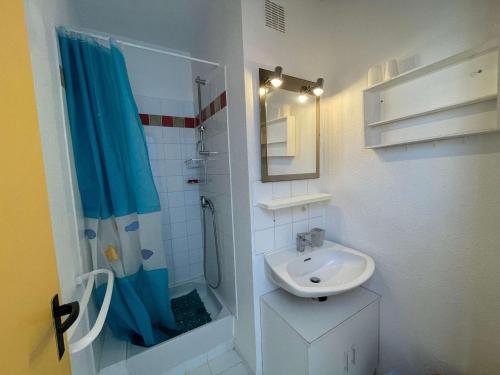 une petite salle de bain avec un lavabo et une douche dans l'établissement Studio face à la mer pour 4 personnes avec TV - Ménage inclus - Saint-Hilaire-de-Riez - FR-1-224C-665, à Saint-Hilaire-de-Riez