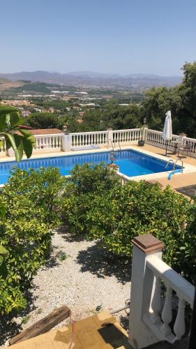 widok na basen z domu w obiekcie Casa la Sorpresa holiday apartment w mieście Alhaurín de la Torre