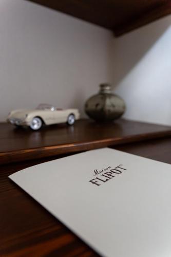a sign on a table with a toy car on it at Maison Flipot in Torre Pellice