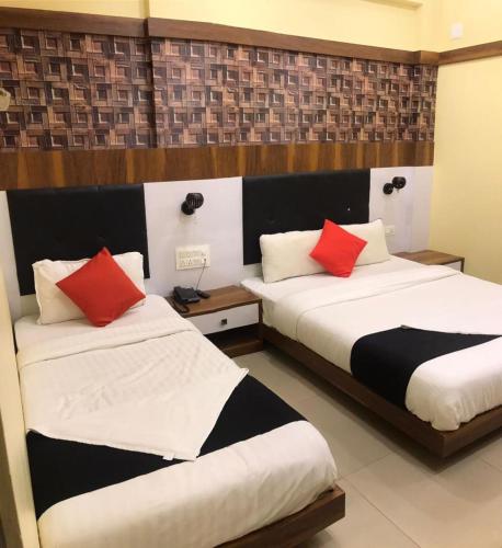 Una cama o camas en una habitación de Hotel Keerthana Puttur