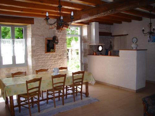 une cuisine et une salle à manger avec une table et des chaises dans l'établissement GITE A LA FERME, à Le Pin-Saint-Denis