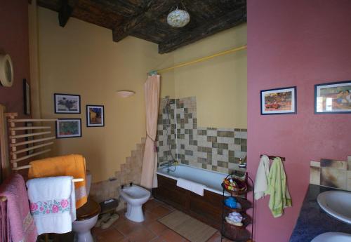Puylaroque的住宿－萊斯奇美里斯酒店，带浴缸、卫生间和盥洗盆的浴室