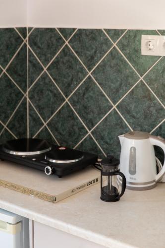 a kitchen counter with a tea pot and a coffee maker at Ohana in Kamisianá