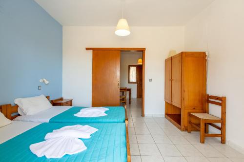 a bedroom with two beds with towels on them at Ohana in Kamisianá