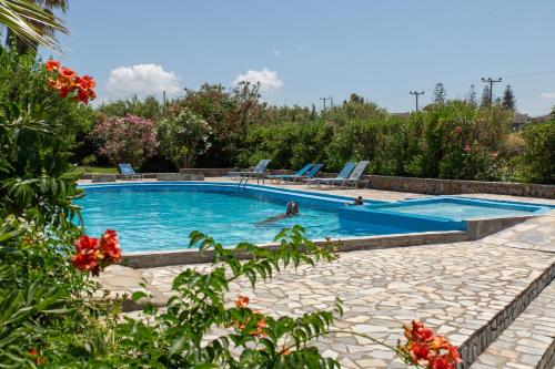 a person swimming in a swimming pool at Ohana in Kamisianá