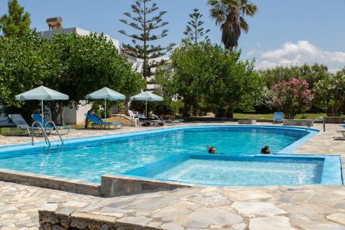 a swimming pool with two people in the water at Ohana in Kamisianá