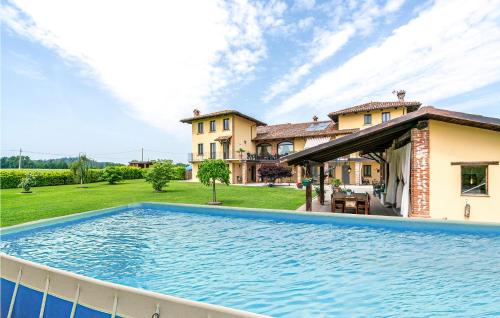 una gran piscina frente a una casa en 4 Bedroom Lovely Home In Lequio Tanaro, en Lequio Tanaro