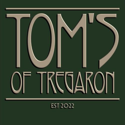 TregaronにあるTom's of Tregaronのトラファルガーの牙文字の緑色の看板