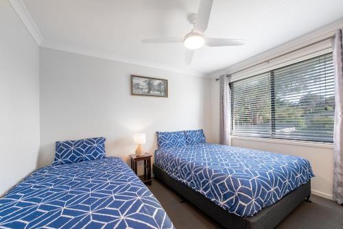 a bedroom with two beds and a window at Seabreeze Haven -Wifi, Netflix, pet friendly beach house in Cowes
