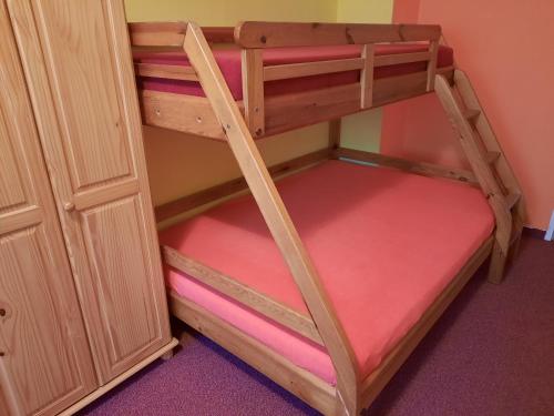 Katil atau katil-katil dalam bilik di Apartmán Borůvka