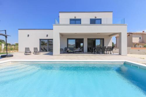 Modern villa with private pool in Pula