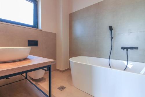 Koupelna v ubytování Modern villa with private pool in Pula