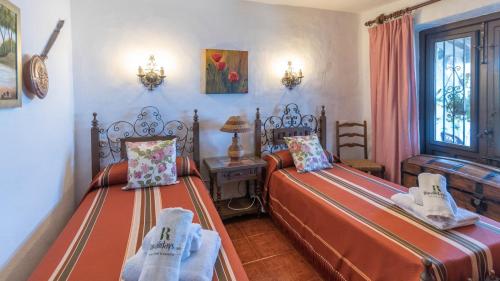 een slaapkamer met 2 aparte bedden en een raam bij Villa Paraiso Azul Salobrena by Ruralidays in Salobreña