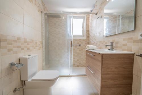Um banheiro em HomeHolidaysRentals Dona - Costa Barcelona