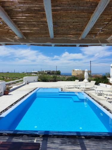 una piscina en una villa con vistas en Maison Marilia en Akrotiri
