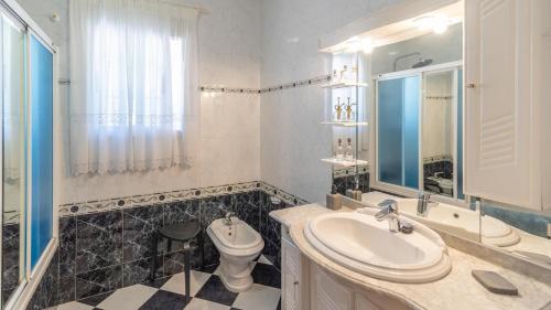 La salle de bains est pourvue d'un lavabo, de toilettes et d'une baignoire. dans l'établissement Casa Los Lirios Antequera - La Higuera by Ruralidays, à Antequera