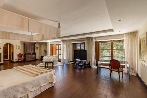 duża sypialnia z łóżkiem i telewizorem w obiekcie Villa Hacienda del Mar w Marbelli