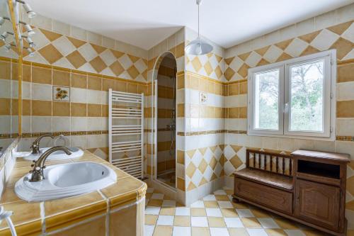 La salle de bains est pourvue d'un lavabo et d'une douche. dans l'établissement Villa Signo - Piscine privée, à Signes
