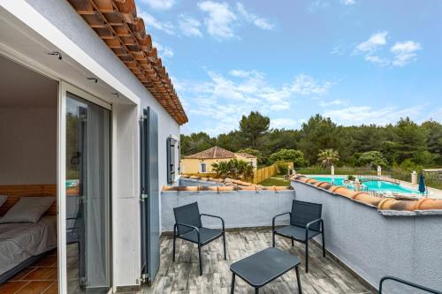 un patio avec des chaises et une piscine dans l'établissement Villa Signo - Piscine privée, à Signes