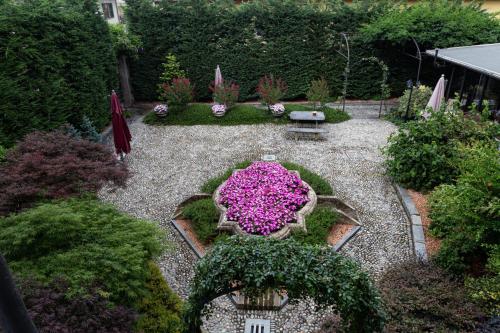 an overhead view of a garden with a table and flowers at Maison Flipot in Torre Pellice