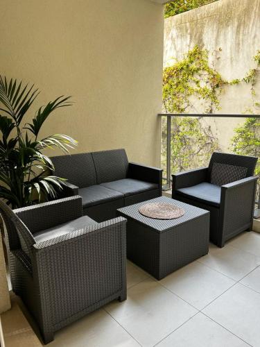 d'une terrasse avec 2 chaises en osier et une table. dans l'établissement Cannes: superbe appartement de type T2 pour 4 pers, à Cannes