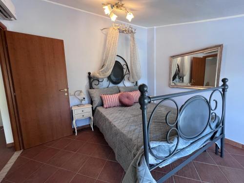 Tenuta delle Acque في Acquasparta: غرفة نوم بسرير ومرآة وباب
