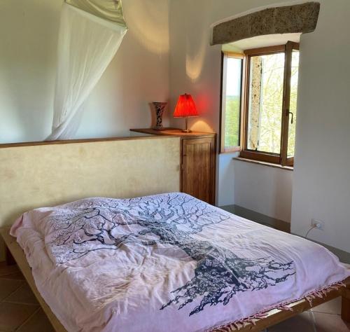 1 dormitorio con cama y ventana en Casale Mavianda, en San Lorenzo Nuovo