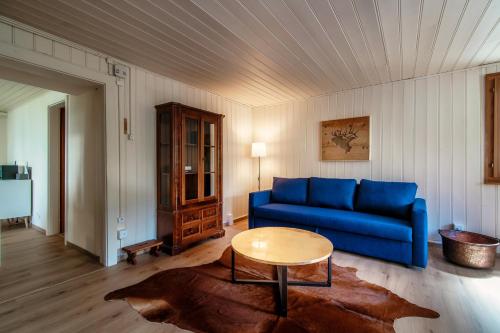 Area tempat duduk di Casa Bella Oschesina by Quokka 360 - in the village of Osco