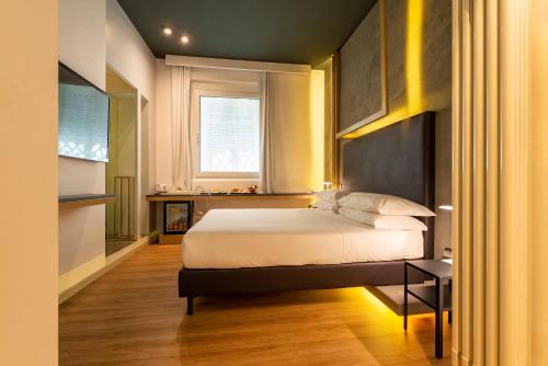 a bedroom with a bed and a window at Maison Pellegrino in Rome