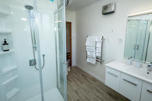 un baño con ducha y lavabo en Grand View - Te Anau Holiday Home, en Te Anau
