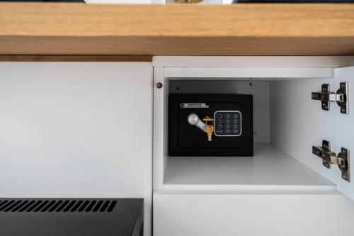 a microwave oven in a kitchen under a counter at Helios Guest House in Cagliari