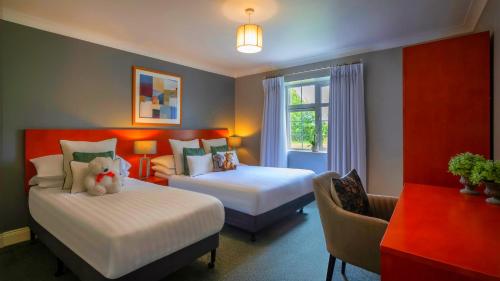 sypialnia z 2 łóżkami z pluszowym misiem w obiekcie Killarney Flesk River Apartments w Killarney