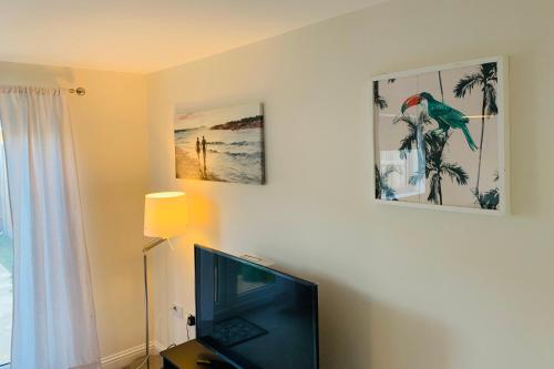 Alpha, Private Double Room, City Centre, Free Parking, Sittingbourne, Kent في سيتينغبورن: غرفة معيشة مع تلفزيون وصورة على الحائط