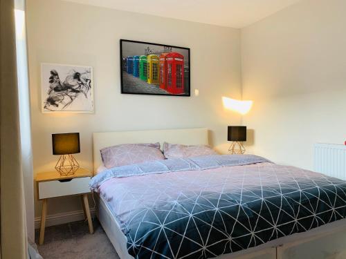 Alpha, Private Double Room, City Centre, Free Parking, Sittingbourne, Kent في سيتينغبورن: غرفة نوم بسرير ومصباحين وصورة