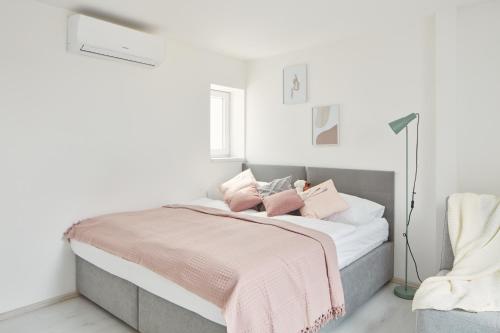 Postel nebo postele na pokoji v ubytování Sleek New Town Apartments by Prague Days