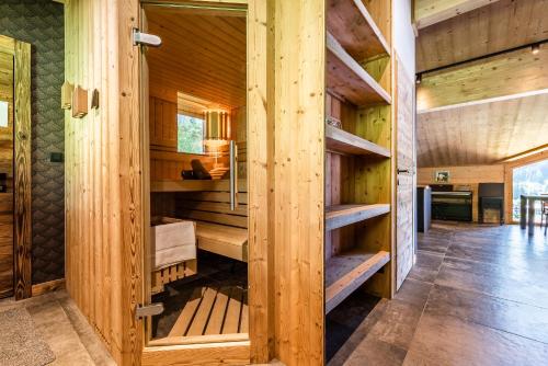 une cabine en bois avec des étagères en bois dans une pièce dans l'établissement Apartment Tahoe Les Gets - by EMERALD STAY, aux Gets