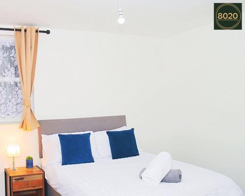 Letto o letti in una camera di Lancing Apartments - Spacious 2 Bed - Sleeps 6 - Burnham Village