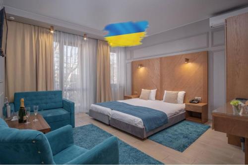 オデッサにあるBoomerang Boutique Hotelのベッドルーム(ベッド1台、青いソファ付)